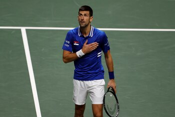 Djokovic continúa aislado en un