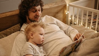 Tres motivos por los que tu hijo te pide siempre el mismo cuento antes de dormir, según la neuropsicología