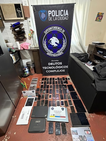 Desbarataron un laboratorio clandestino de desbloqueo de celulares en Saavedra