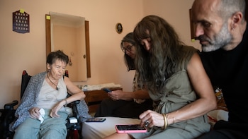 Quiénes son los dueños de Urbagestión, la “sencilla pyme” gestionada por dos hermanos que se dedica a la compraventa de farmacias y que ha desahuciado a Maricarmen