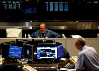 Operadores trabajan en el recinto