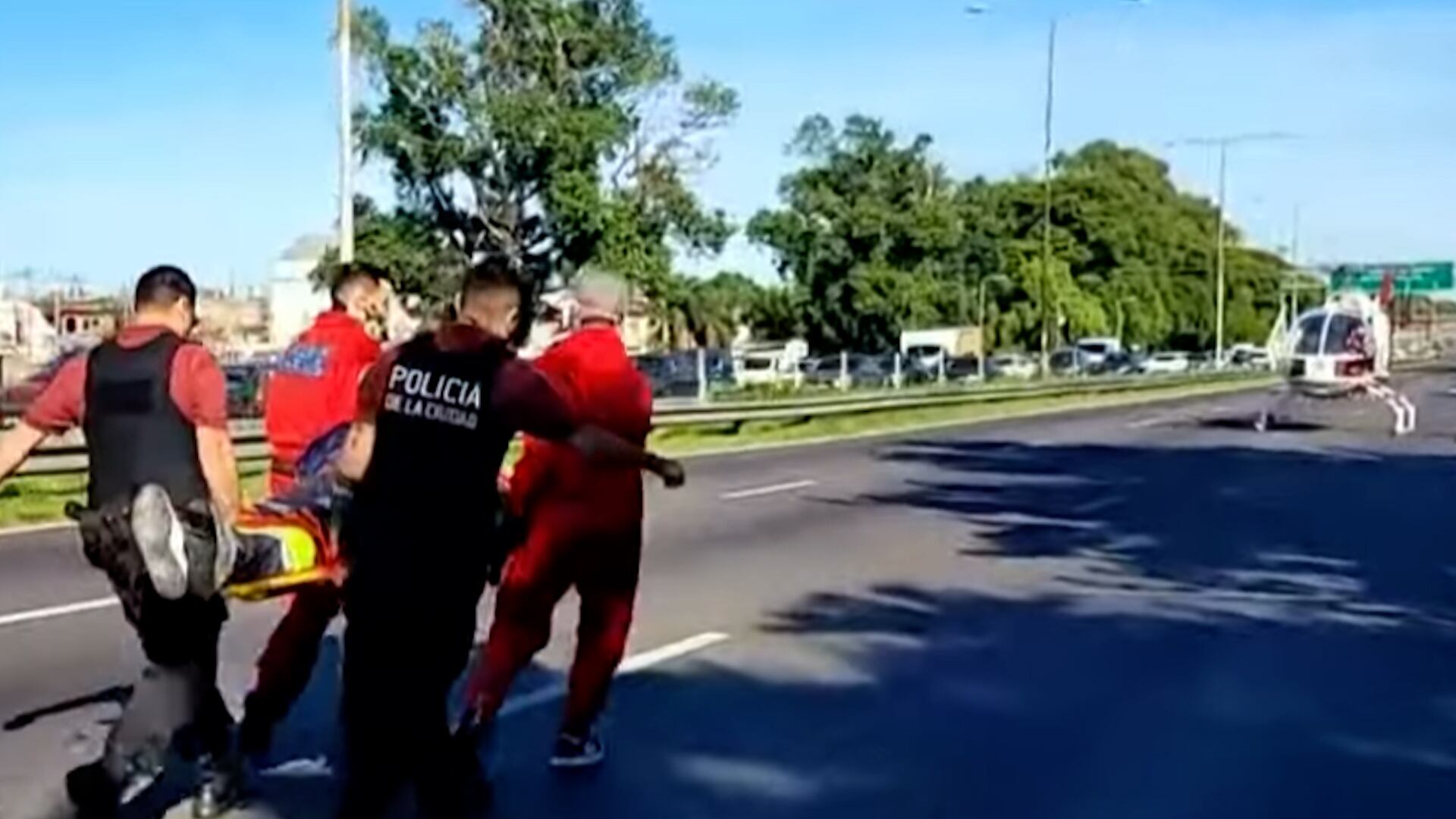 A los pocos minutos, personal del SAME y Policía de la Ciudad asistieron al motociclista.