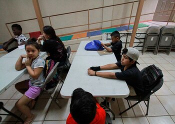 Niños migrantes toman clases en