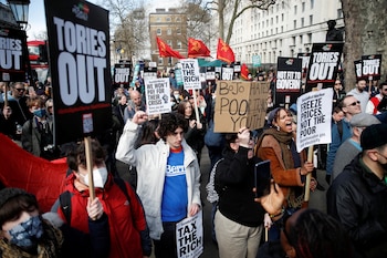 La gente protesta por el aumento del costo de vida durante una manifestación frente a Downing Street en Londres, Gran Bretaña, el 2 de abril de 2022. (REUTERS/Peter Nicholls/Foto de archivo)
