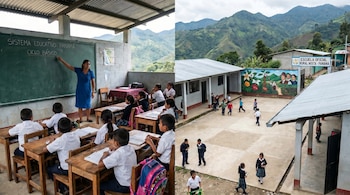 Una maestra enseña a estudiantes en un aula rural de Panamá; en el exterior, niños juegan en el patio de la escuela con montañas de fondo.