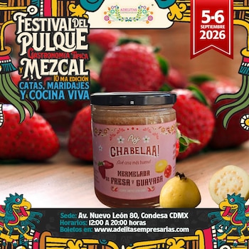Un frasco de mermelada sobre una mesa de madera, rodeado de fresas enteras, una guayaba cortada y texto promocional de un festival