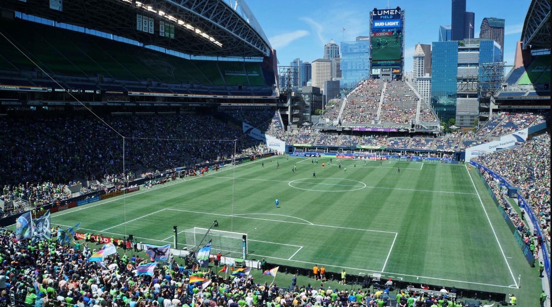 La FIFA habilitó el aforo máximo del Seattle Stadium con 69.000 espectadores, entradas agotadas y césped natural temporal sobre la superficie sintética (Sounders Bruce)