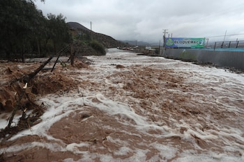 Fotografía que muestra una calle afectada por el desborde de la quebrada Los Loros este lunes, en Puente Zorrilla en La Serena (Chile) (EFE/ Hernán Contreras)