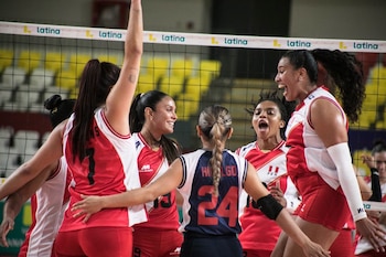 Coraima Gómez y sus compañeras celebrando un punto durante la Copa Latina de Vóley 2026.