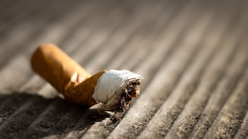 Reencender cigarrillos es un comportamiento de alto riesgo disfrazado de ahorro económico o falso cuidado de la salud