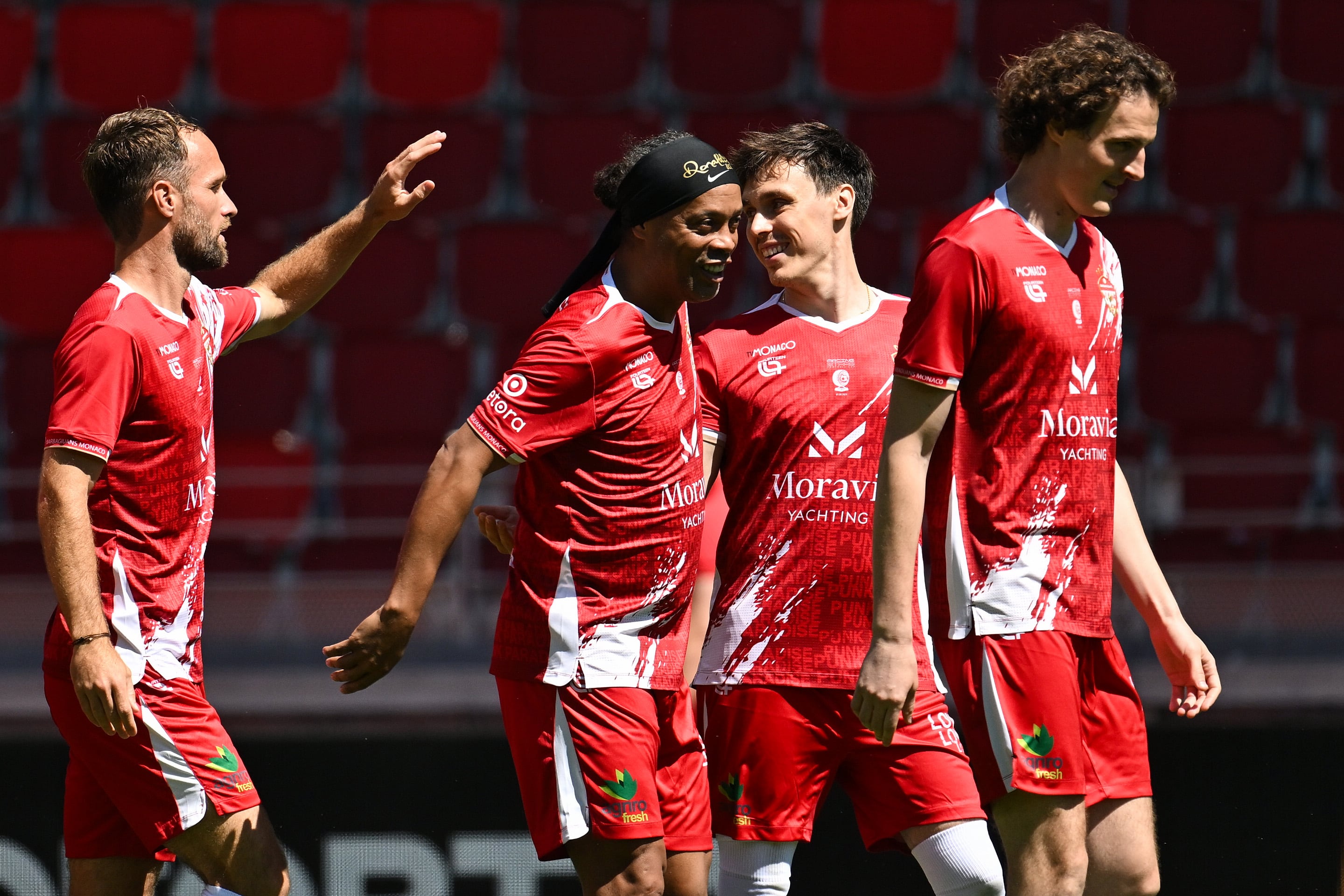 Ronaldinho fue una de las estrellas del partido entre pilotos de F1 y ex futbolistas (@F1)