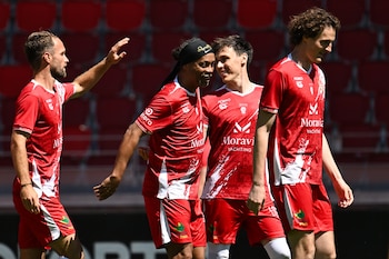 Ronaldinho fue una de las estrellas del partido entre pilotos de F1 y ex futbolistas (@F1)