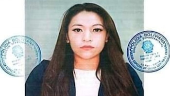 Retrato de Odalys Vaquiata, una joven con cabello largo y oscuro, vestida con una camisa blanca y chaqueta oscura, con sellos de la Policía Boliviana a los lados