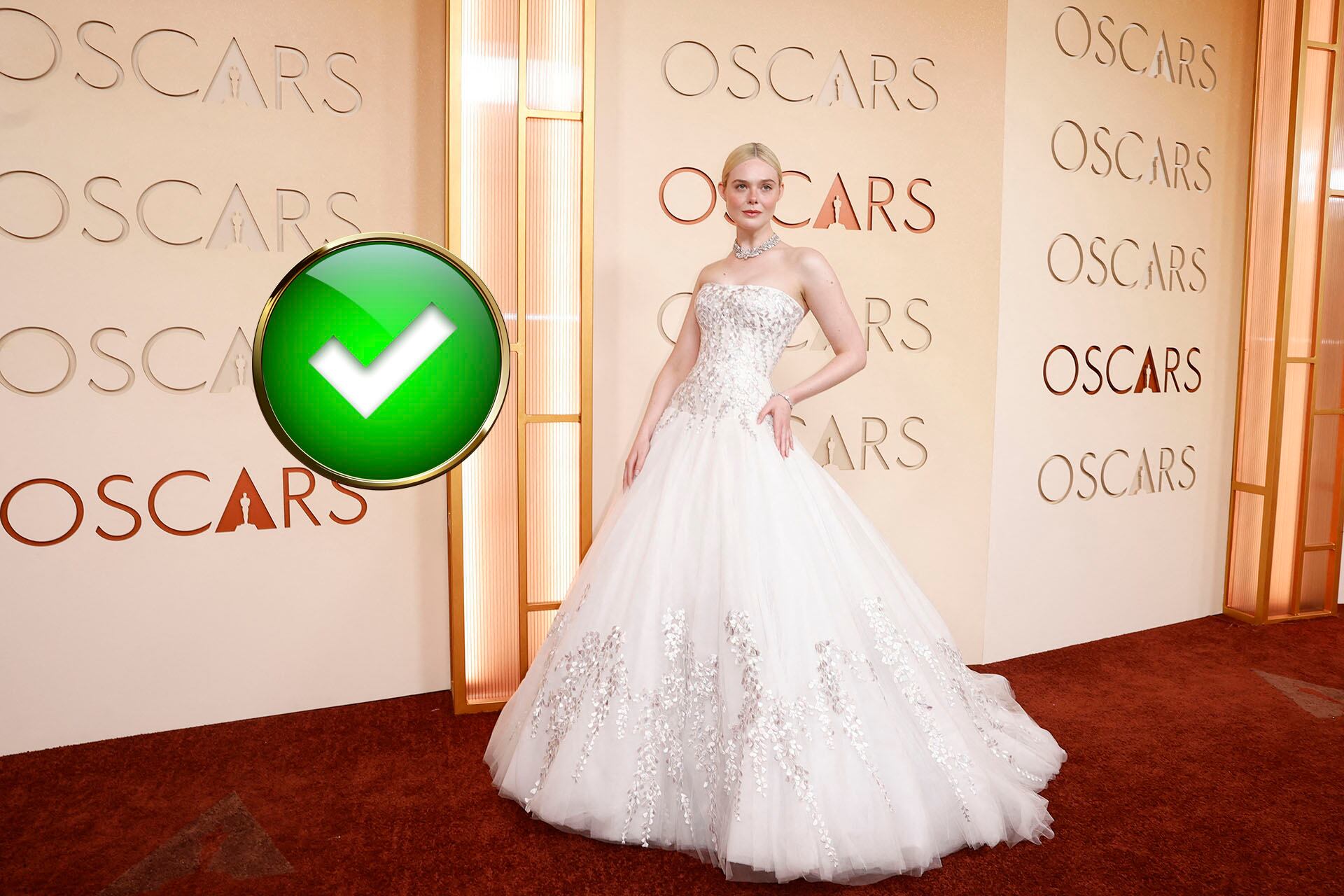 Elle Fanning eligió un vestido strapless en tul blanco con corset bordado en hilos de seda y plata y una gran cola de gala (REUTERS)
