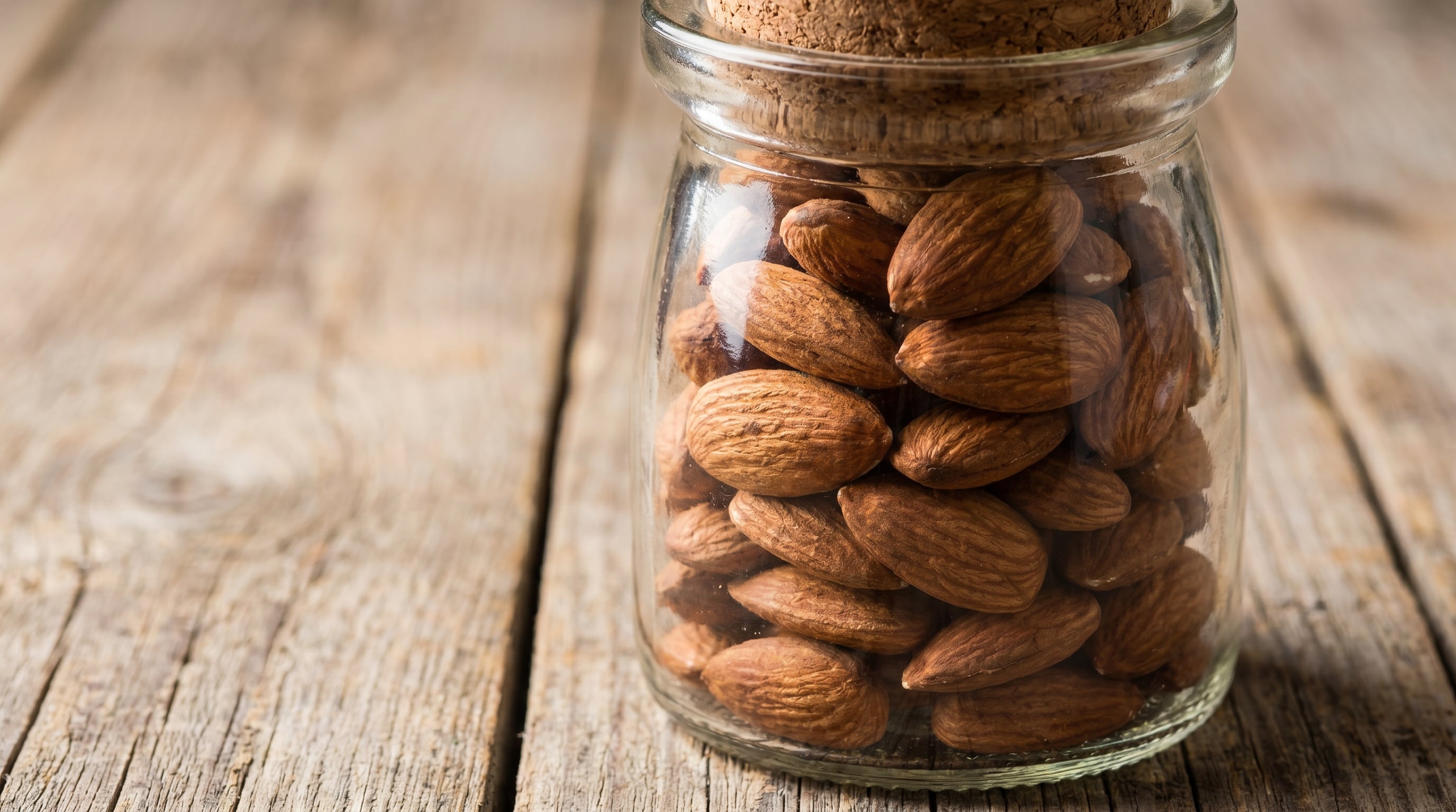 La fibra, proteínas y grasas saludables de las almendras prolongan la saciedad y facilitan la regulación del peso corporal (Imagen Ilustrativa Infobae)