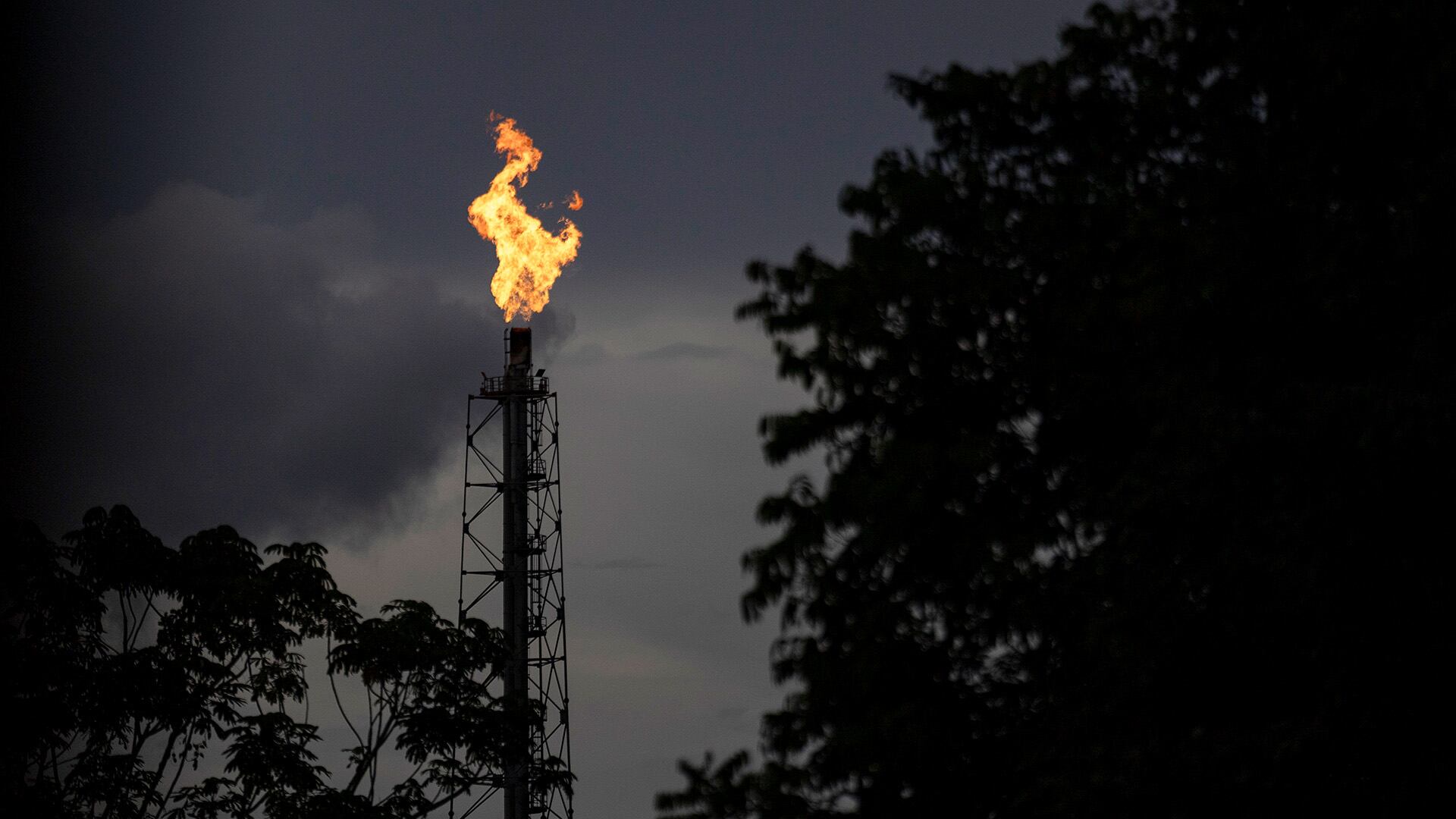 Fotografía de una torre de Petrobras (EFE/Isaac Fontana/Archivo)