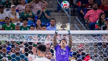 Guillermo Viscarra descolgando un balón lanzado por Irak. - Crédito: FIFA