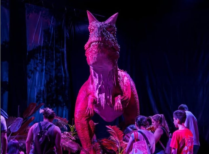 Era Cretácica 2 recrea ambientes prehistóricos con dinosaurios animatrónicos de distintos tamaños
