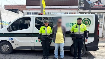 La Policía Metropolitana detuvo a un hombre con nueve llaves maestras y controles de autos cerca de TransMilenio Olaya - crédito Mebog