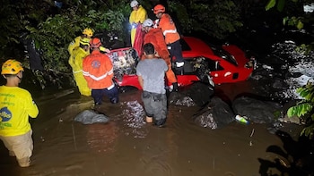 Lluvias en El Salvador: Conductor sobrevivió tras ser arrastrado más de 10 metros por una quebrada