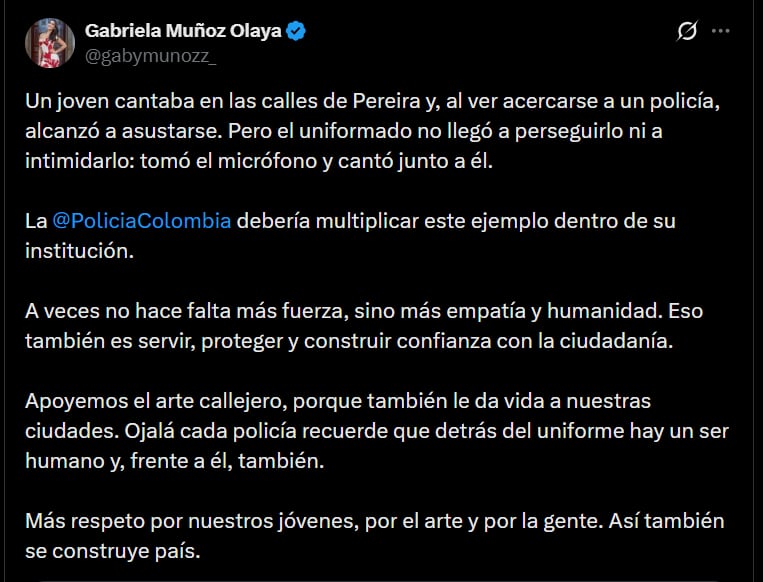Gabriela Muñoz se refirió al video del subintendente Yeferson Montaño Valencia y el joven artista callejero, y afirmó que el cantante se asustó al ver que el policía se acercaba - crédito @gabymunozz_/X