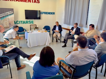 Ministro de Economía de Uruguay, Gabriel Oddone, junto a comerciantes del interior del país (Presidencia)