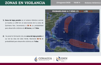 Infografía con texto explicativo y un mapa satelital del océano Atlántico que señala dos zonas de vigilancia meteorológica en color rojo