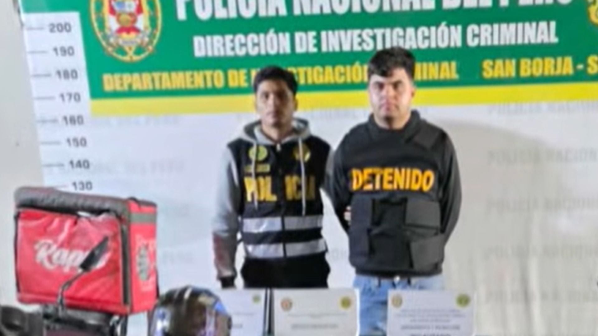 Las autoridades no descartan que ambos estén vinculados con otros casos de extorsión y buscan identificar a la persona que les habría proporcionado el armamento y explosivos - Créditos: Captura de pantalla de Latina.