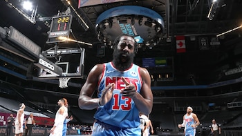 Entre críticas y polémicas, James