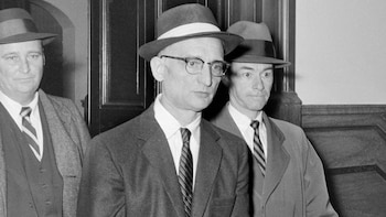 Acompañado por un comisario, el