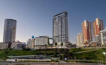 A la izquierda, Unkanny Towers está cerca de culminarse. Frente al boulevard marítimo otra propuesta incluye un hotel y un puente que conecta a su sky bar