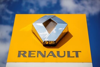FOTO DE ARCHIVO: El logotipo del fabricante de automóviles Renault en un concesionario en París, Francia, 15 de agosto de 2021. REUTERS/Sarah Meyssonnier
