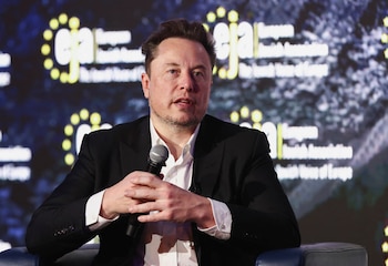 La participación de Musk en Tesla ha disminuido del 22% al 13% luego de la compra de Twitter por USD 44.000 millones. (REUTERS/Lukasz Glowala)