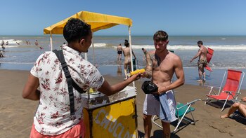 El joven es albañil y