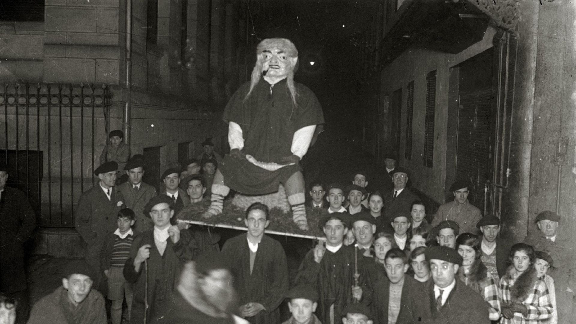 Durante el siglo XVIII, Olentzero era una figura temida que vigilaba el comportamiento infantil y castigaba a los niños desobedientes (foto: Wikipedia)