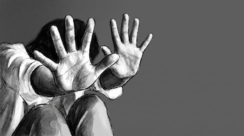 Ilustración en blanco y negro de una persona sentada o agachada con las dos manos levantadas, palmas hacia adelante, y dedos extendidos. Fondo gris liso.