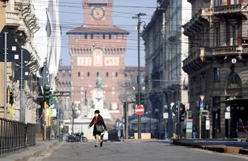Una mujer camina por las calles de Milán (REUTERS/Daniele Mascolo)