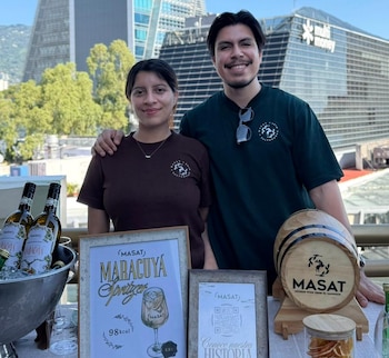 Las primeras ventas de Masat financiaron gastos universitarios y crecieron con pequeños lotes caseros, botellas recicladas de hoteles y restaurantes y etiquetas diseñadas con programas gratuitos. (Foto cortesía Masat)