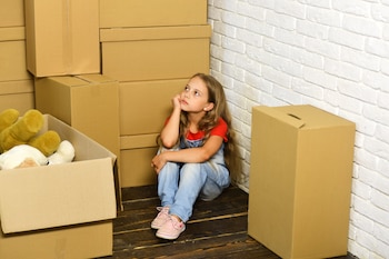 Una niña entre cajas de