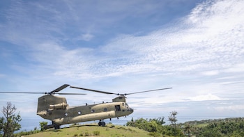 Soldados de EE. UU. asignados a la 25.ª División de Infantería realizan un vuelo de reconocimiento de zona de aterrizaje durante el Ejercicio Salaknib 2026 cerca del Aeropuerto Internacional de Cagayan Norte, Lal-lo, Filipinas (USPACOM)