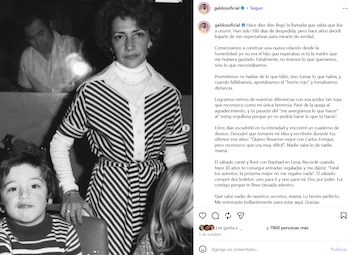 Captura de pantalla de una publicación de Instagram con una foto en blanco y negro de una mujer y un niño junto a un texto en español