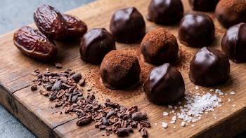 Receta de bombones de dátiles y chocolate amargo, rápida y fácil