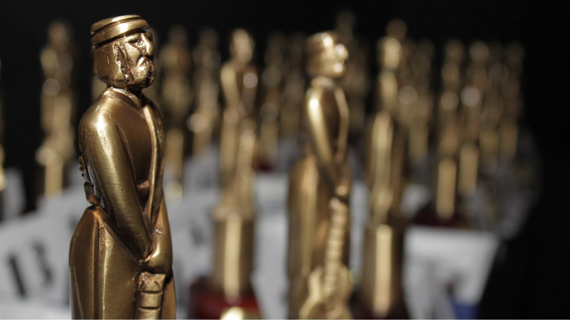 La alfombra roja, conducida por el Chino Leunis y Zaira Nara, abrirá la gala con estilo y glamour