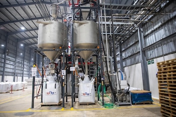 La operación de esta planta permitirá recuperar y procesar más de 124 millones de botellas cada año, con una capacidad mensual de 2.250 toneladas métricas