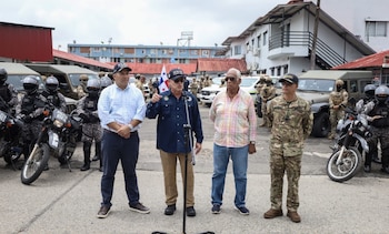 En el orden usual, Jaime Fernández, director de la Policía, Frank Ábrego, ministro de Seguridad Pública, y Julio Hernández, gobernador de Colón, dan conocer el operativo de control territorial en esa provincia. (Ministerio de Seguridad Pública)