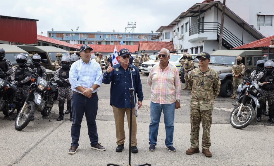 En el orden usual, Jaime Fernández, director de la Policía, Frank Ábrego, ministro de Seguridad Pública, y Julio Hernández, gobernador de Colón, dan conocer el operativo de control territorial en esa provincia. (Ministerio de Seguridad Pública)