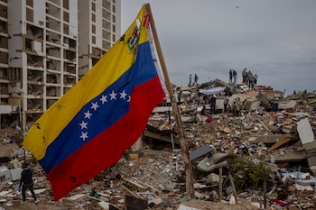 Los terremotos en Venezuela dejaron centenares de fallecidos, miles de damnificados y un colapso de viviendas e infraestructuras en La Guaira y regiones costeras./ (EFE/ Miguel Gutiérrez)