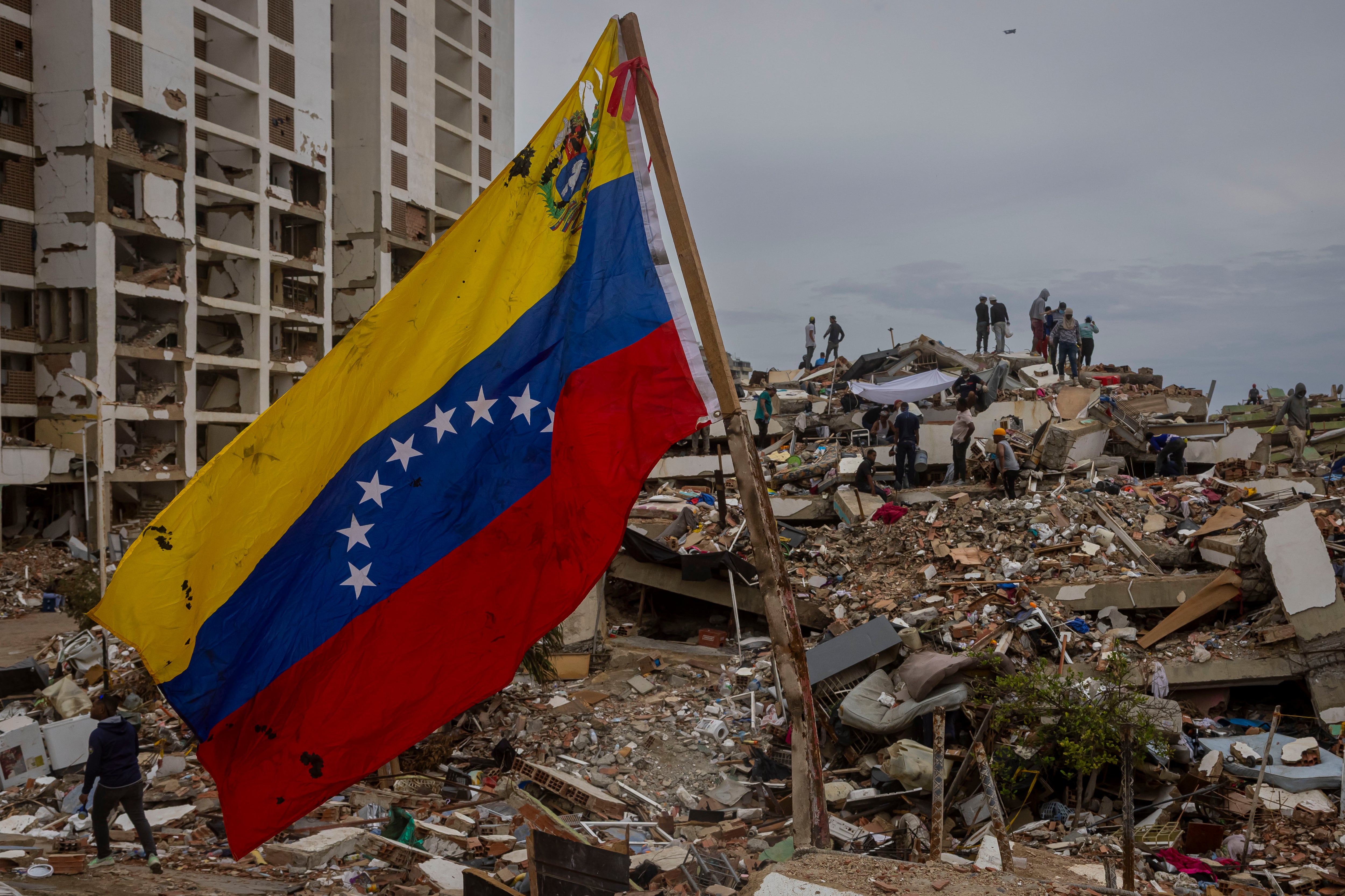 Los terremotos en Venezuela dejaron centenares de fallecidos, miles de damnificados y un colapso de viviendas e infraestructuras en La Guaira y regiones costeras./ (EFE/ Miguel Gutiérrez)