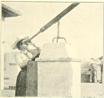 Lilian Martin-Leake junto a un telescopio. (Biodiversity Library)