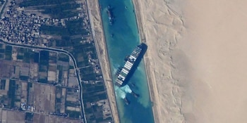 El episodio del encallamiento del Ever Given en 2021 evidenció la dependencia mundial del Canal de Suez para el comercio marítimo (Wikimedia Commons)